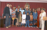 Fotografía das familias e nenos saharauis que participaron no programa